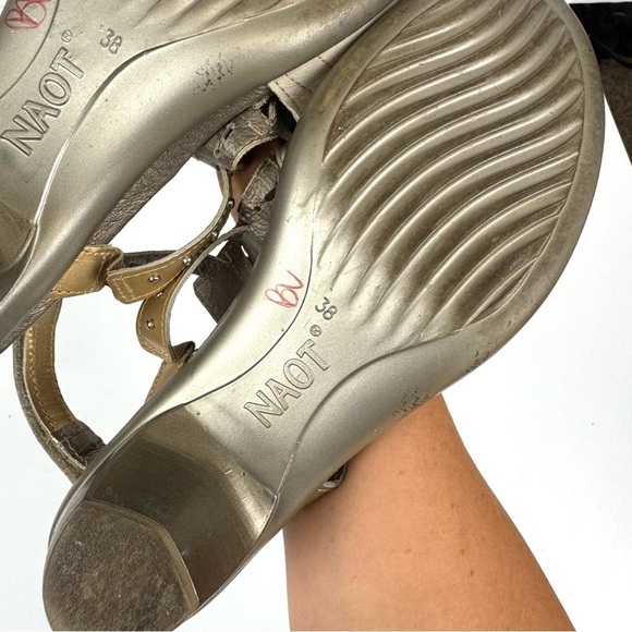 Naot Footwear Women’s Sz 7-7.5 Vogue Leather Ankle Strap Sandal Linen Beige Gold - Picture 7 of 8